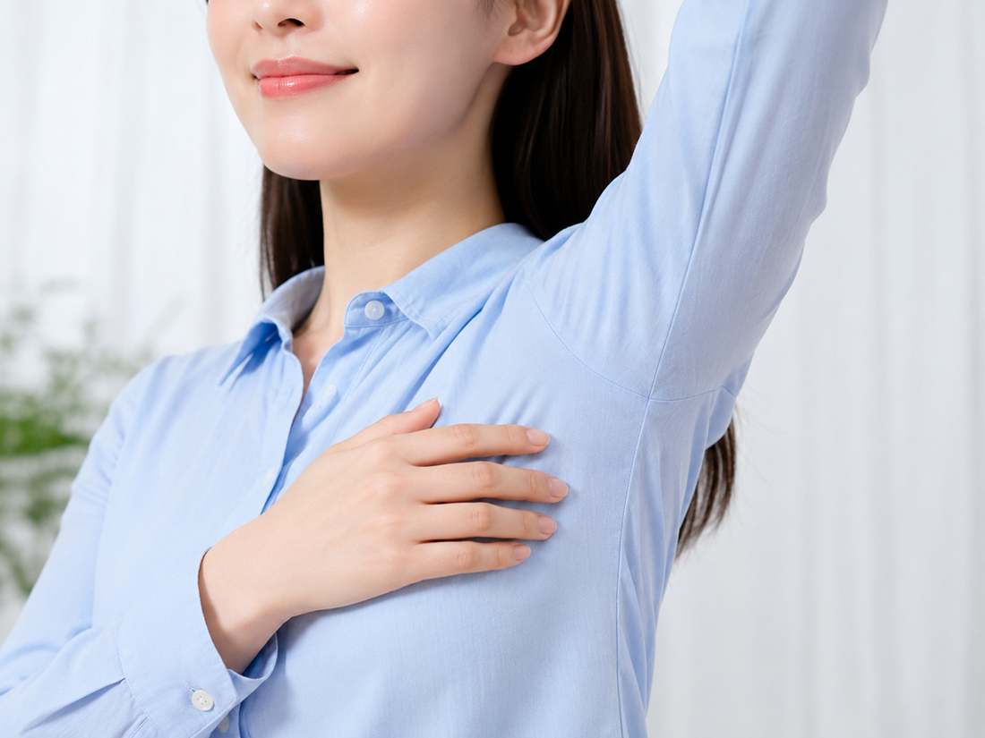 女性穿著襯衫舉手腋下乾爽示意圖